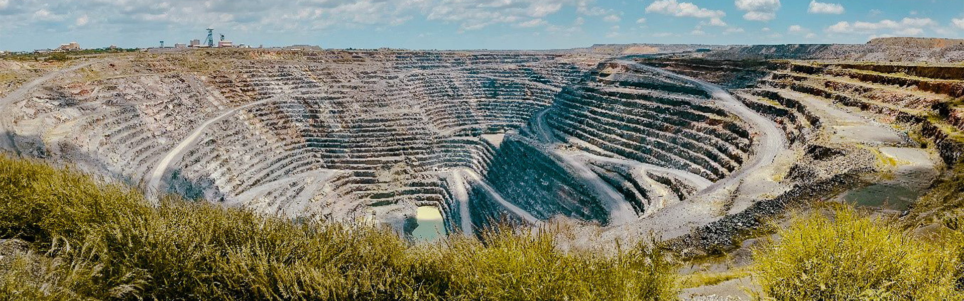 La participación de Redpath fue crucial para establecer infraestructuras de espeleología subnivel y asegurar una operación sin problemas bajo un contrato de tipo alianza.